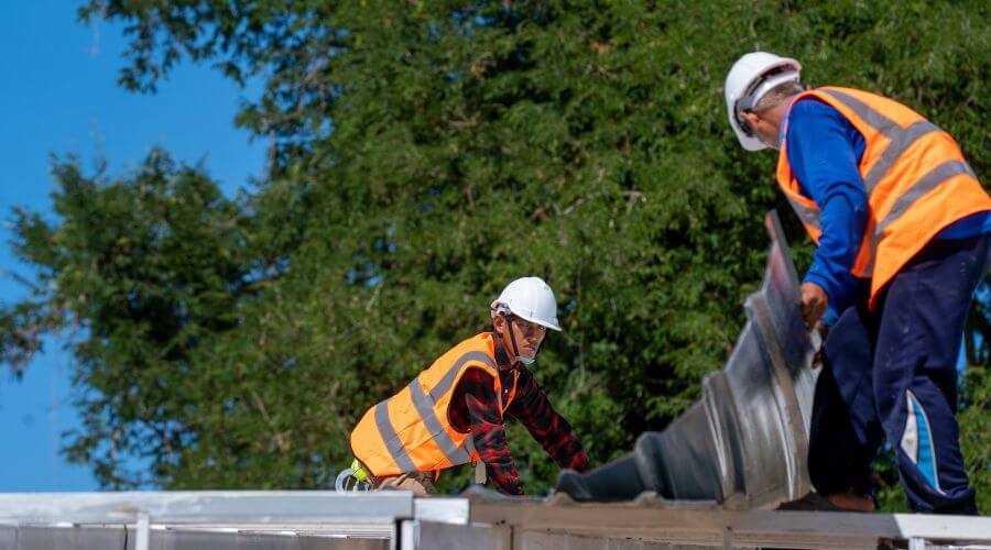 Professional gutter cleaning in North Prairie, WI